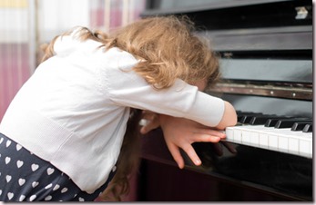 Enfant fatigué de l'apprentissage du piano