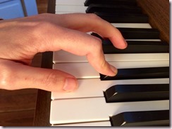 Doigt cassé sur le clavier du piano