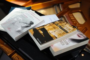 Des livres sur un piano