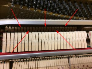 Les étouffoirs d'un piano droit