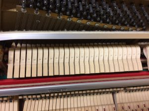 Pédale douce d'un piano droit enfoncée