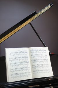 Stream [Télécharger le livre] Partitions pour piano facile pour enfants +  Mini-cours « Comment jouer du from Lipafeka.hana7