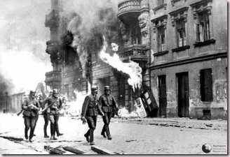 Soldats allemands dans Varsovie en flammes