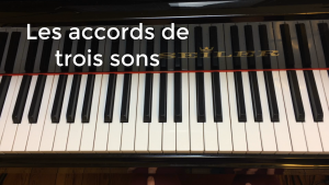 accords de trois sons au piano