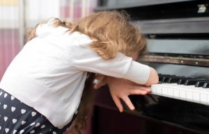 Enfant-fatigu-de-lapprentissage-du-piano