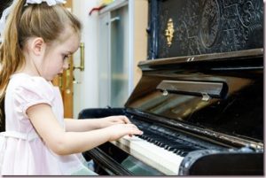 Petite-fille-position-piano_thumb