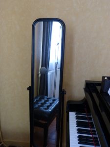 Le psyché à coté du piano