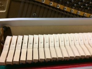 Sourdine en feutrine d'un piano droit