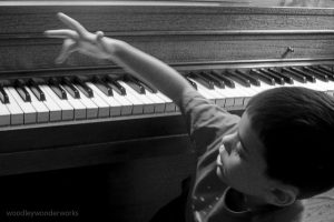 Enfant qui s'amuse au piano