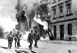 Soldat-allemand-dans-Varsovie-en-flammes