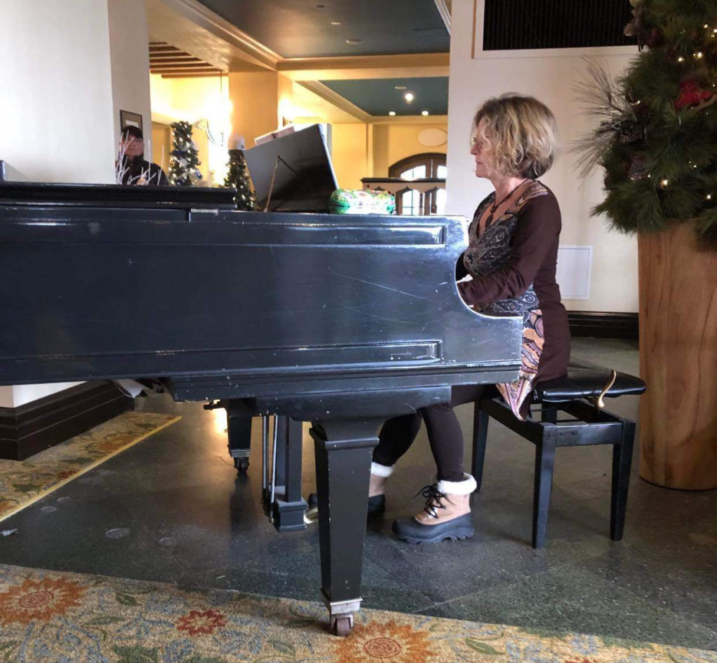 A éviter : les talons hauts ou bottes à semelles épaisses pour jouer, comme ici sur le piano à queue du Manoir Richelieu, grand hôtel de La Malbaie au Québec !