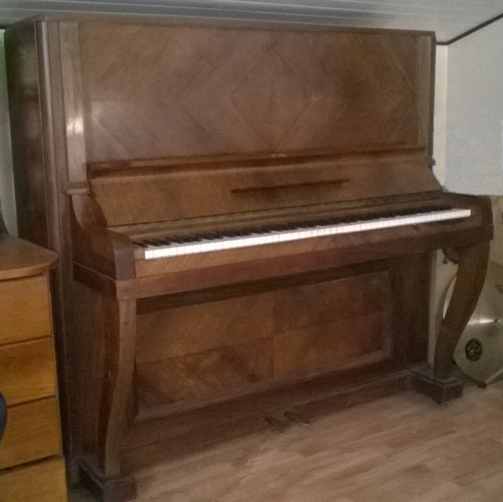 Mon second piano : Erard droit (modèle 9), plus haut que les modèles standard.