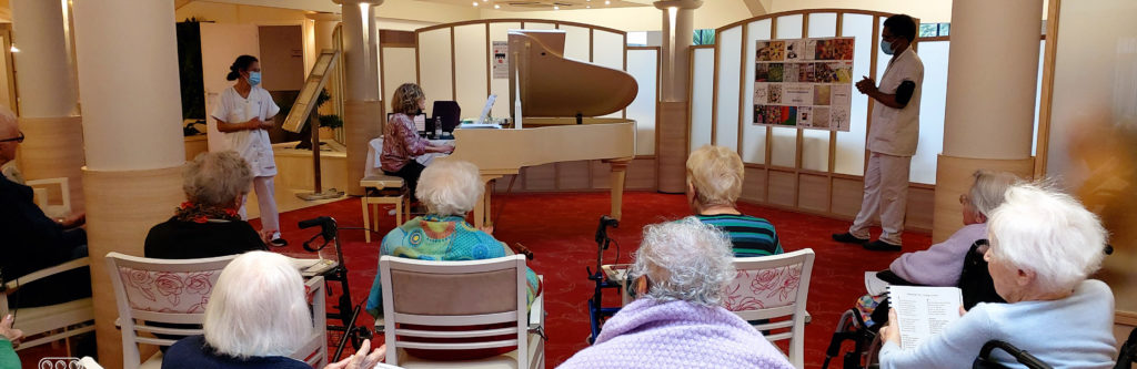Un piano à queue (noir ou blanc) est toujours impressionnant !