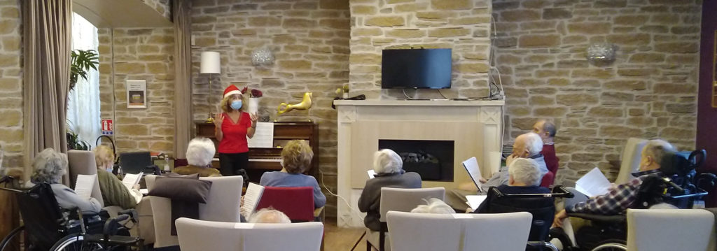 Un piano droit (comme celui-ci) est souvent bien plus facile à jouer qu’un piano à queue