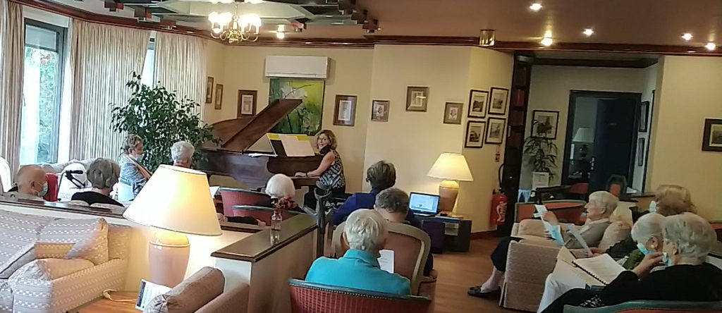 Ce piano ancien a une touche qui ne se relève pas et une pédale qui fait du bruit !  