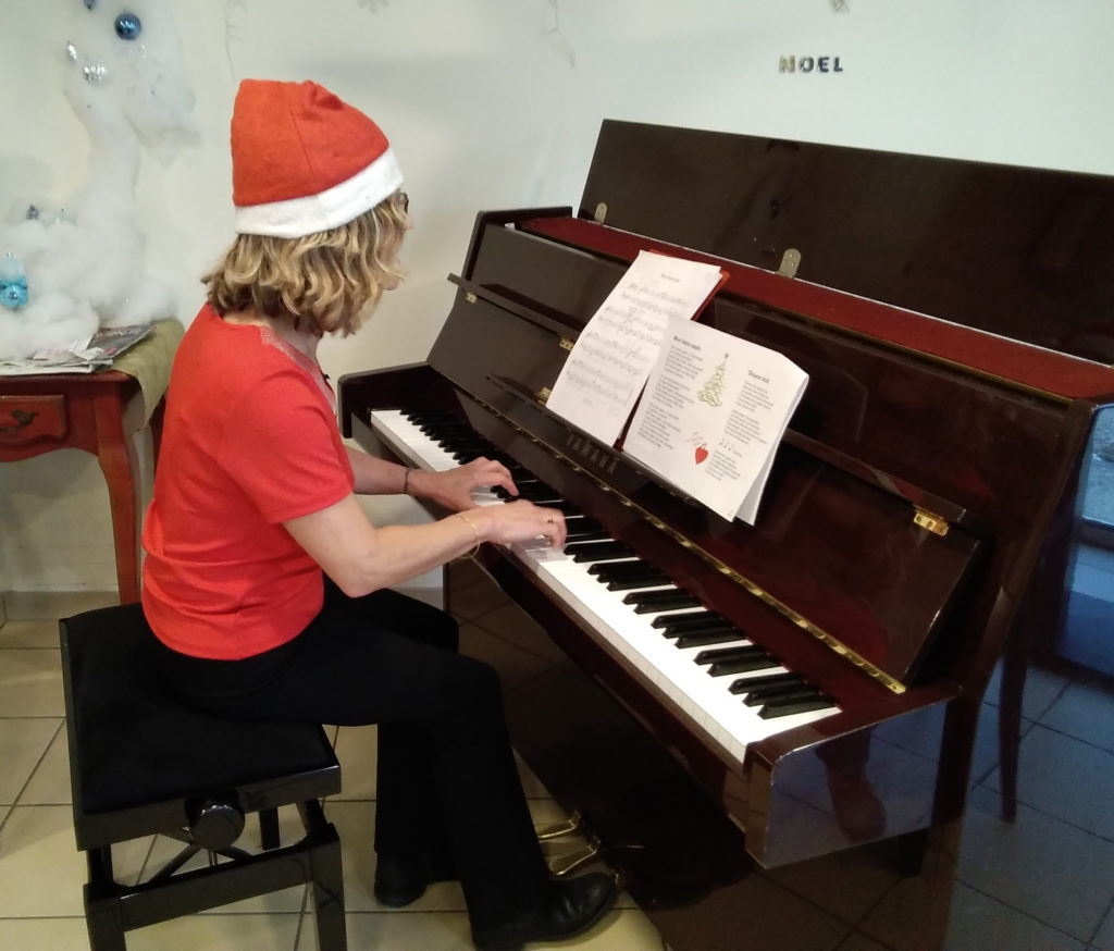 Un piano ouvert sur le dessus pour amplifier le son 